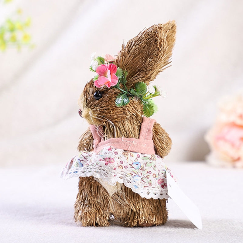 Stroh Osterhase Dekofigur – Stehende Hasenfigur mit Blumenkranz für Frühling und Festdekoration